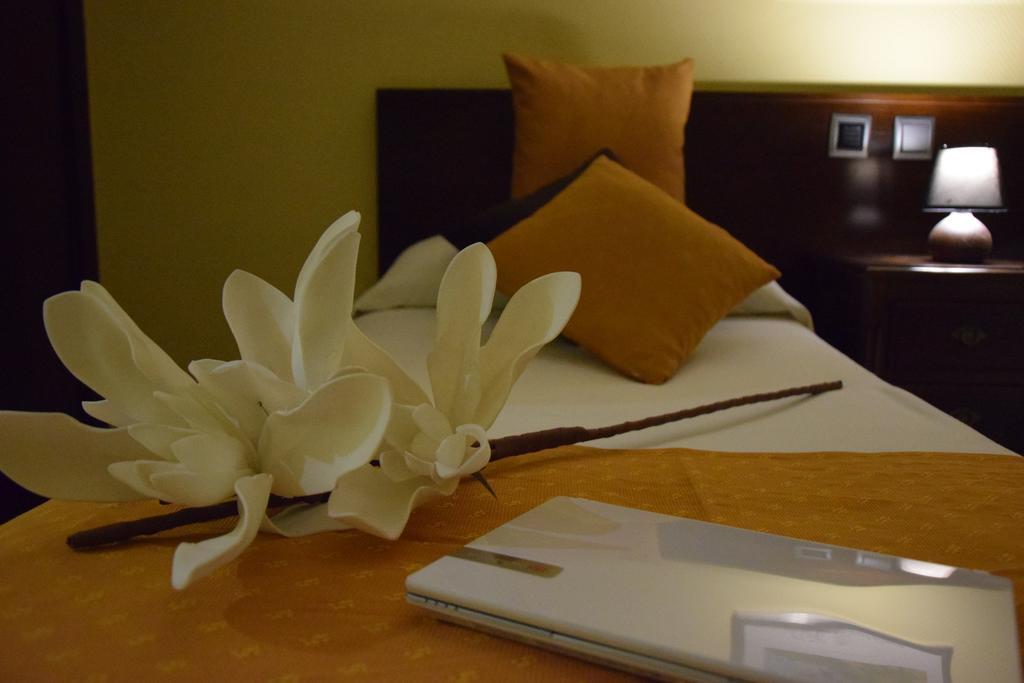 Hotel Complutense Alcala de Henares Exterior photo