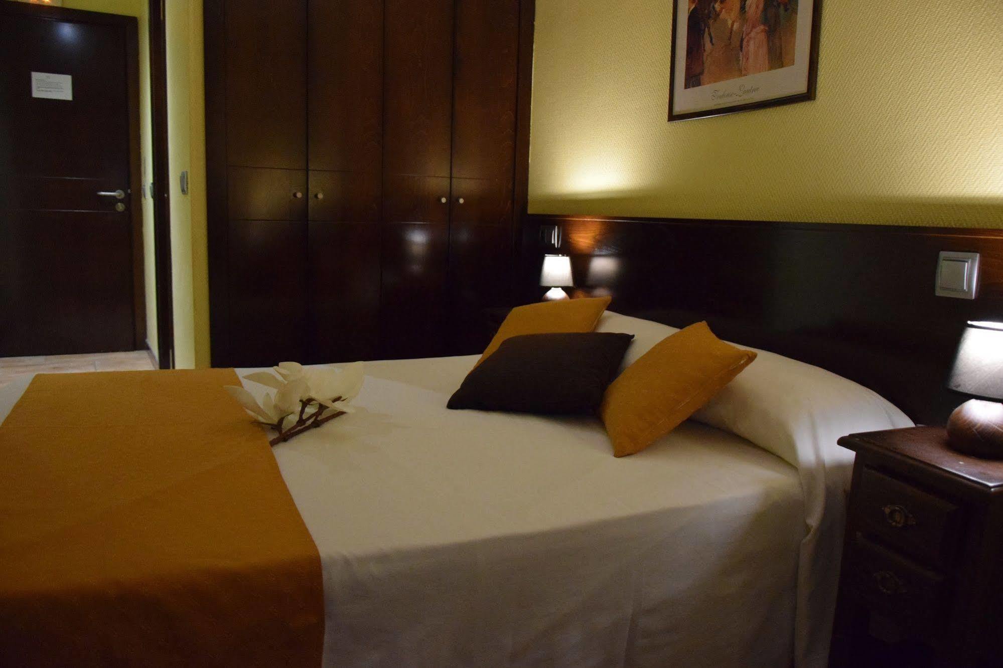 Hotel Complutense Alcala de Henares Exterior photo